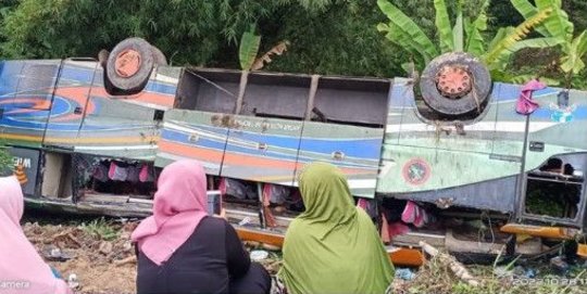 Bus ALS Angkut 23 Penumpang Terbalik Lalu Masuk Jurang Sedalam 4 Meter