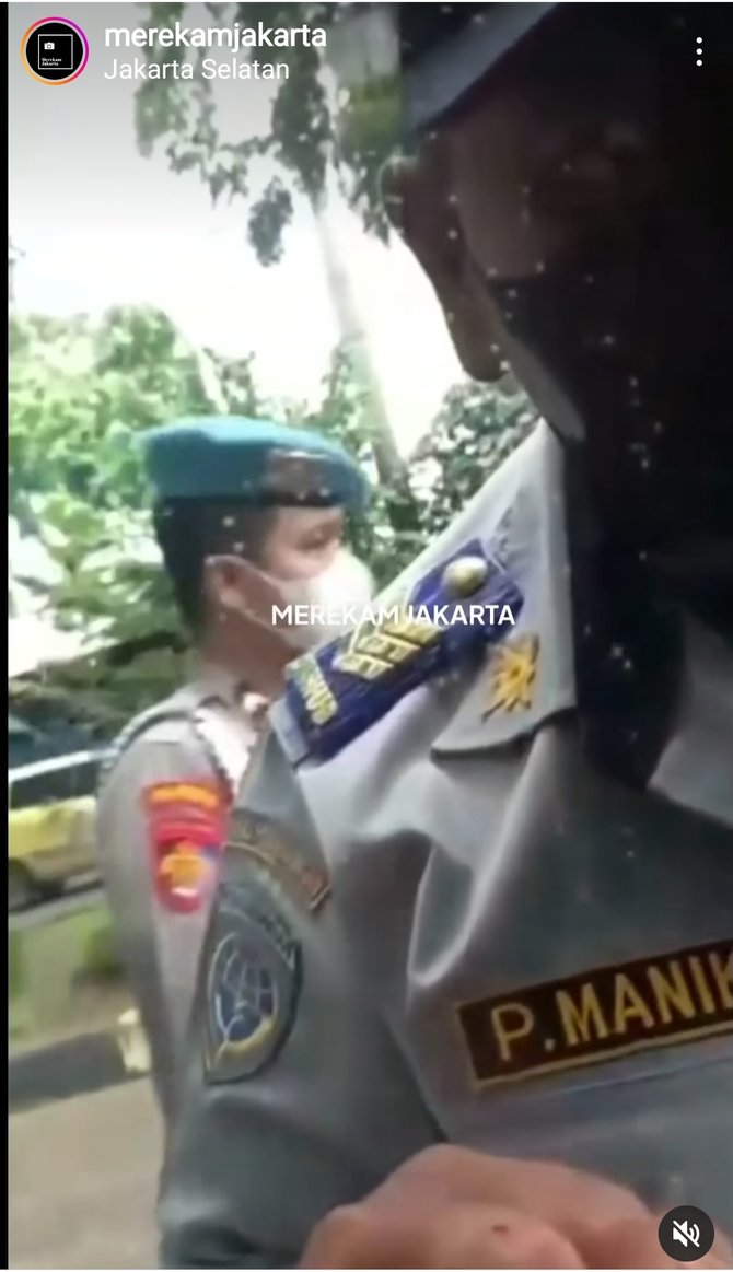 video polisi dan petugas dishub rusak spion mobil