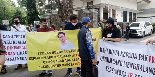 Sidang Kasus Binomo Ditunda, Korban Kesal hingga Bentrok dengan Pendukung Indra Kenz