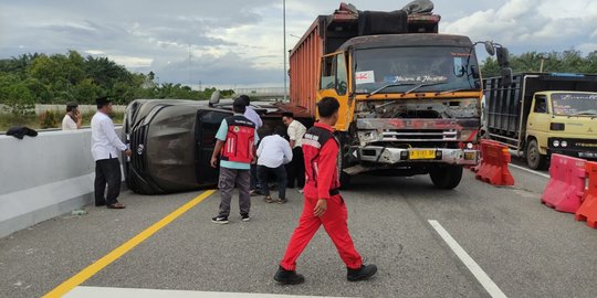 Truk Tabrak 3 Minibus di Pintu Exit Tol Pekanbaru, Pemicunya Rem Blong