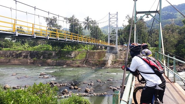 jembatan gantung di desa karedok sumedang