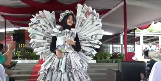 Pelajar di Klaten Ikuti Fashion Show Berbahan Sampah, Bawa Pesan soal