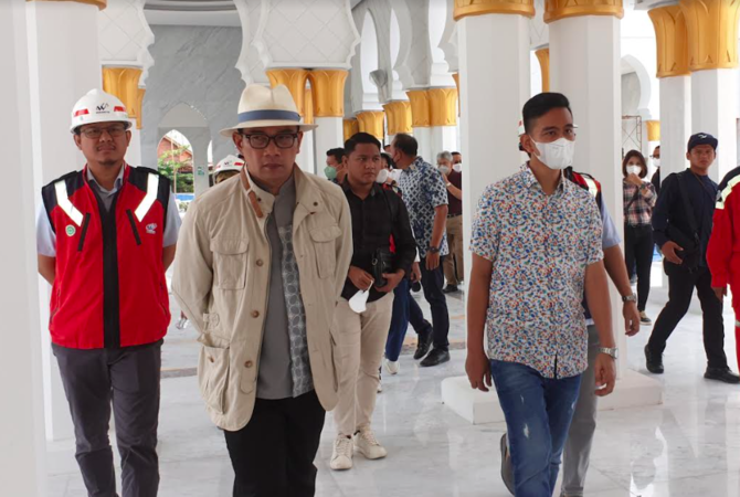 ridwan kamil dan gibran di masjid raya sheikh zayed solo