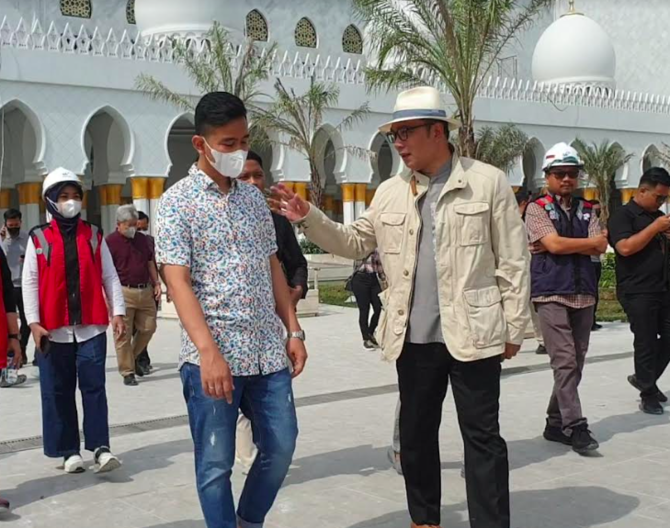 ridwan kamil dan gibran di masjid raya sheikh zayed solo