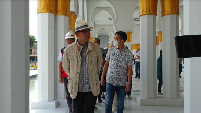 ridwan kamil dan gibran di masjid raya sheikh zayed solo