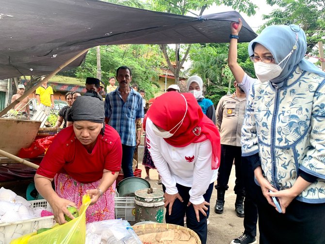 gus ipul sambut kedatangan ratusan pecinta vw dan vespa di kota pasuruan