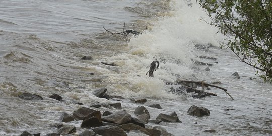 BMKG Prediksi Gelombang Setinggi 4 Meter di Mentawai, Natuna hingga Selat Sunda