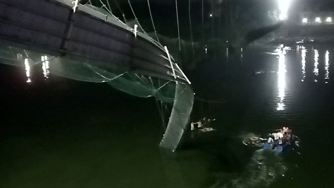 jembatan ambruk di india
