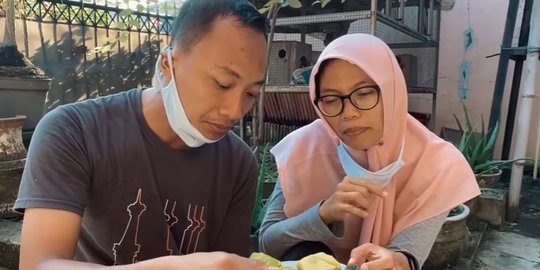 Sederhana, Potret Pak Bhabin & Istri beli Jajanan di Pinggir Jalan