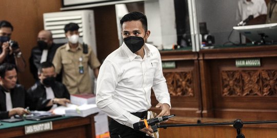 Ekspresi Bharada E Bertatap Muka dengan ART, Sopir hingga Ajudan Ferdy Sambo