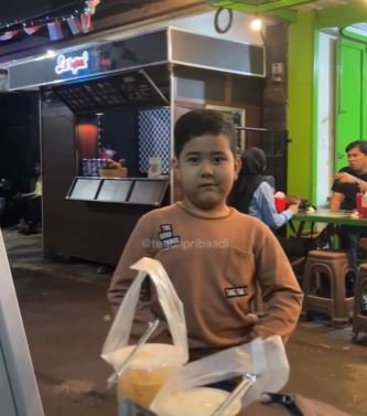 perjuangan bocah kelas 1 sd bantu ayah jualan hingga malam pagi semangat sekolah