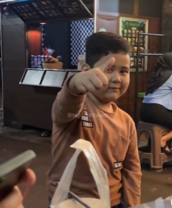 perjuangan bocah kelas 1 sd bantu ayah jualan hingga malam pagi semangat sekolah