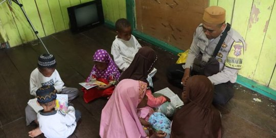 Aipda Choiruddin Kumpulkan Anak Muslim Papua Putus Sekolah Hafalkan Alquran