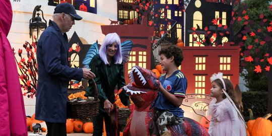 Joe Biden dan Ibu Negara Bagi-Bagi Permen Halloween di Gedung Putih