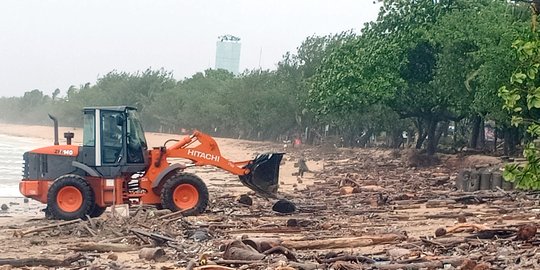 Ketika Sampah-Sampah Ikut 'Berjemur' di Pantai Bali