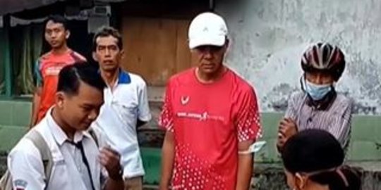 Momen Ganjar Pranowo Traktir Jajan Anak Sekolah, 'Akrab Banget Sama Warga'