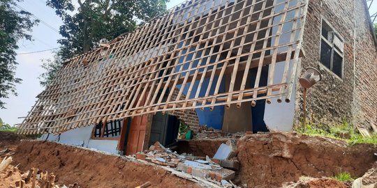 Longsor Sebabkan Rumah Rusak Hingga Jalan Antar Kampung di Kabupaten Tangerang Putus