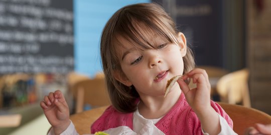 Kenalkan Variasi Makanan Anak Sejak Dini demi Kesehatan di Masa Mendatang