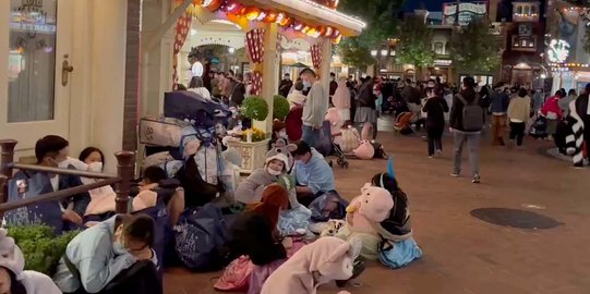 Potret Ribuan Pengunjung Disneyland Shanghai Terkurung Gara-Gara Covid-19