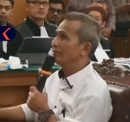 saat ayah brigadir j minta ferdy sambo amp putri buka masker ekspresi keduanya disorot