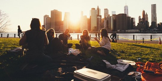 Contoh Interaksi Sosial dalam Kehidupan Manusia, Ketahui Pengertian hingga Bentuknya