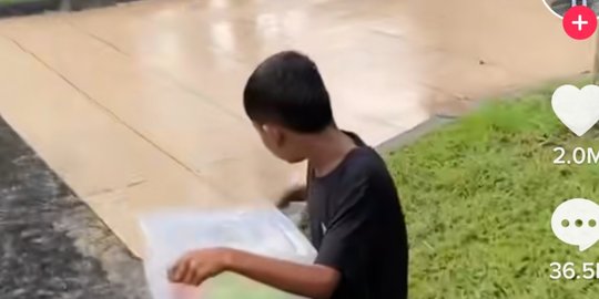 Viral Bocah Tetap Berjualan Walaupun Hujan Deras, Bikin Haru