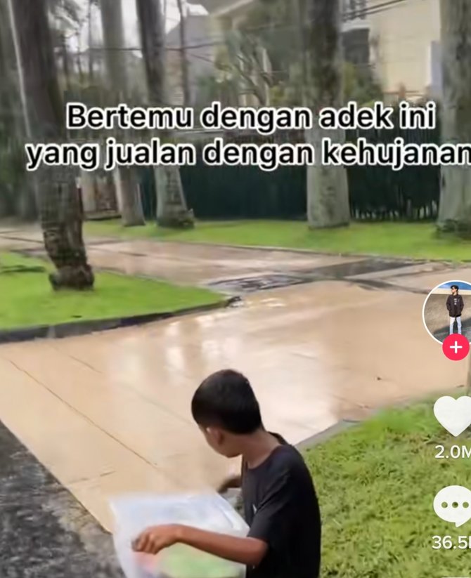 viral bocah tetap berjualan walaupun hujan deras bikin haru