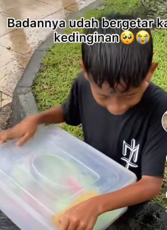 viral bocah tetap berjualan walaupun hujan deras bikin haru