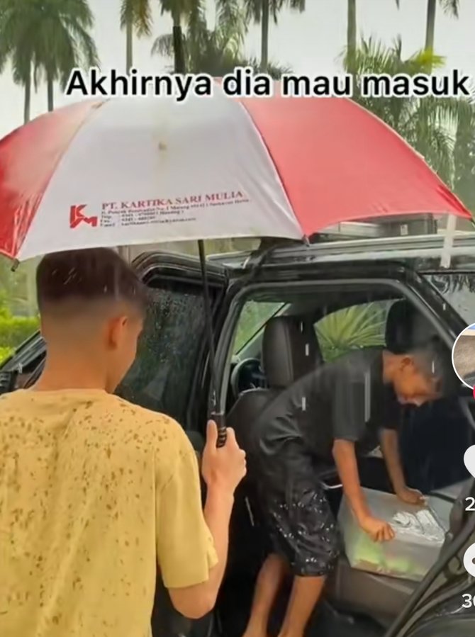 viral bocah tetap berjualan walaupun hujan deras bikin haru