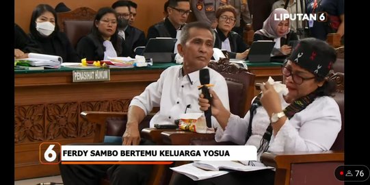 Menangis di Persidangan, Ibu Brigadir J Tanya Kuat Maruf: Ada Apa Kamu Sama Putri?