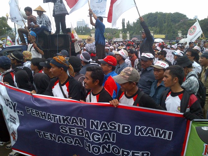 demo guru honorer di depan istana negara