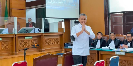 Potret Tegar Tebar Senyum Hendra Kurniawan Meski Tangan Diborgol dan Dipecat Polri