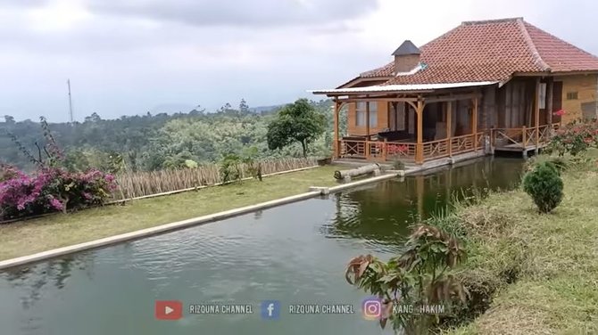 potret rumah mewah dari kayu di atas gunung milik pengusaha cantik luasnya 3 hektare