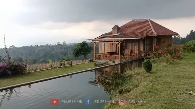 potret rumah mewah dari kayu di atas gunung milik pengusaha cantik luasnya 3 hektare