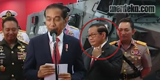 Momen Seskab Pramono Kepergok Beri 'Kode Setop' saat Jokowi Bicara Dukung Prabowo