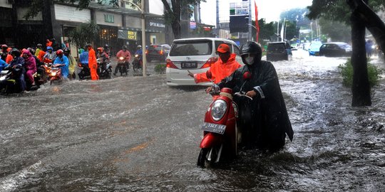 Dua Jam Diguyur Hujan Deras, Jalan Raya Kemang Kembali Banjir