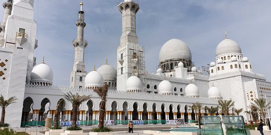 Jelang Peresmian, Masjid Sheikh Zayed Solo Tinggal Penyempurnaan