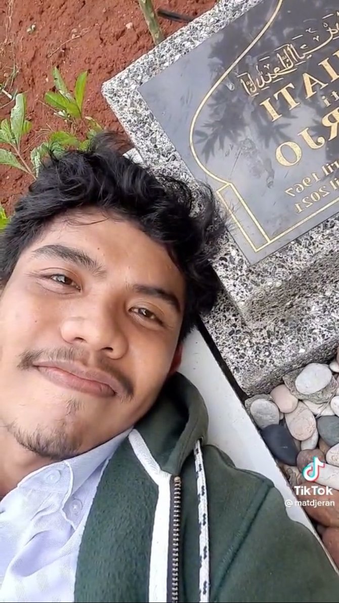 viral pria curhat di makam ibunya obrolannya bikin terenyuh