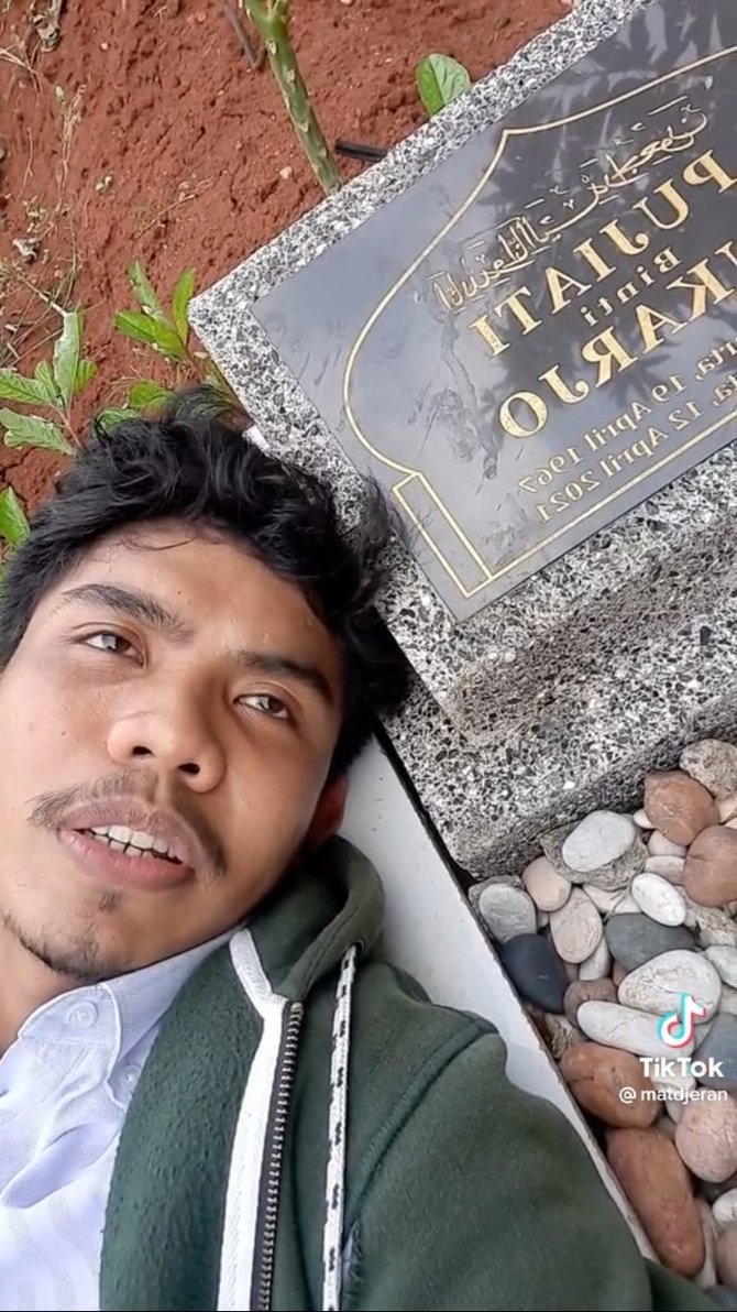 viral pria curhat di makam ibunya obrolannya bikin terenyuh