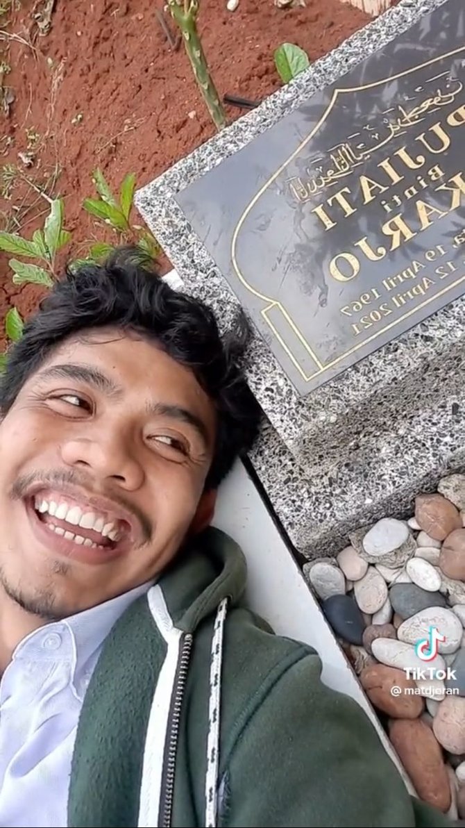 viral pria curhat di makam ibunya obrolannya bikin terenyuh