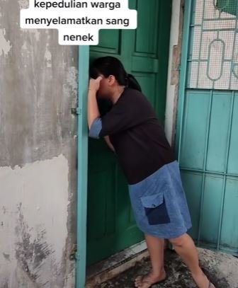 polisi ini tendang pintu untuk menyelamatkan nenek 2 hari terkunci di dalam rumah