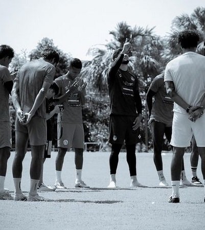 pemain arema fc ikuti latihan perdana