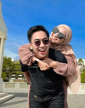 wajah ibunya awet muda pria ini sering dibilang suami istri beda usia 21 tahun