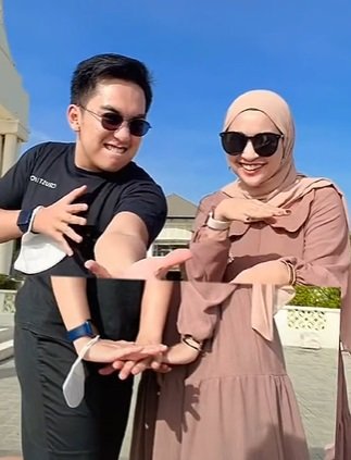 wajah ibunya awet muda pria ini sering dibilang suami istri beda usia 21 tahun