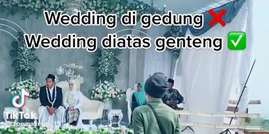 Viral Pengantin Ini Gelar Resepsi di Atas Genteng, Begini Potretnya