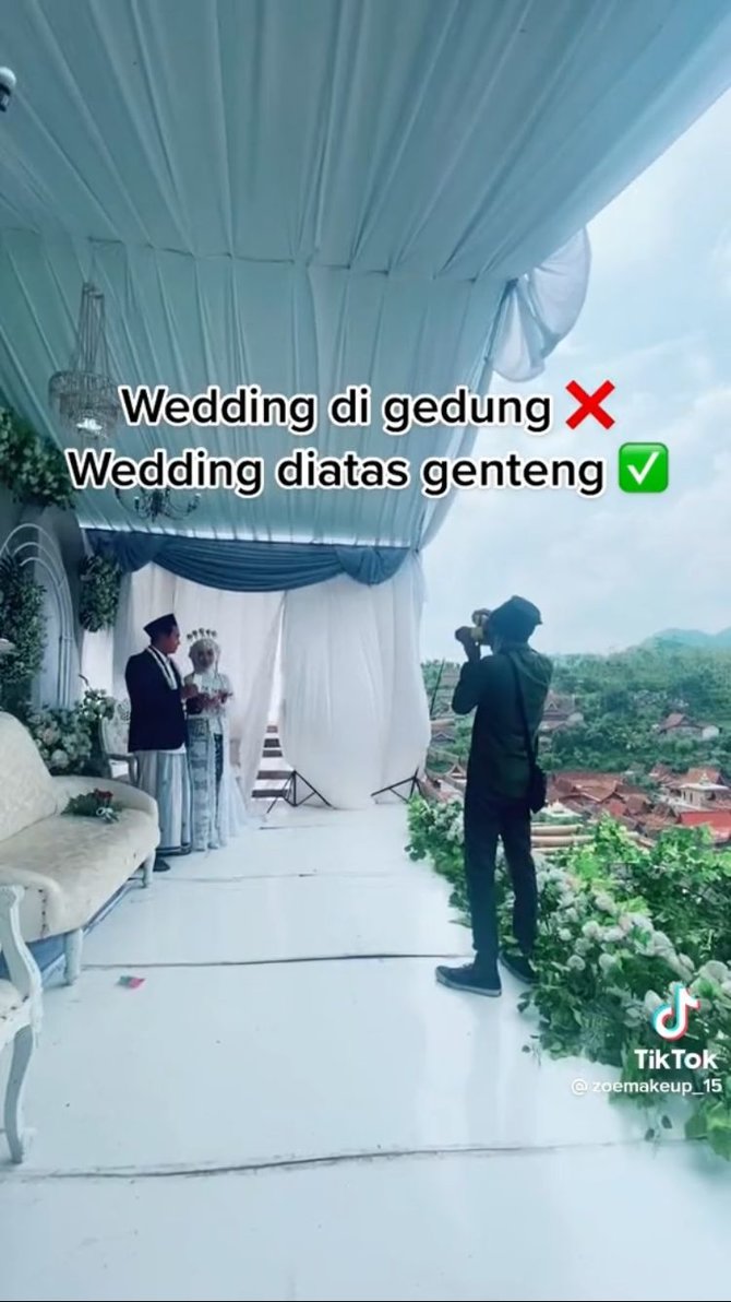 anti mainstream begini potret acara nikahan di atas genteng yang tengah viral