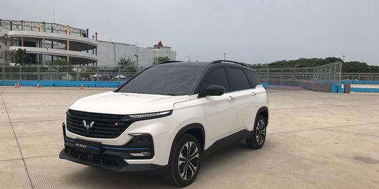 First Drive New Wuling Almaz Hybrid di Sirkuit Formula E Jakarta