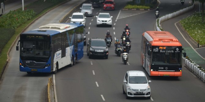 Penjelasan TransJakarta soal Bus Memaksa Masuk Perlintasan Kereta di Halimun