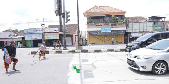 Potret Seni Reog Jalanan di Klaten, Jadi Hiburan Pengguna Jalan Jogja-Solo