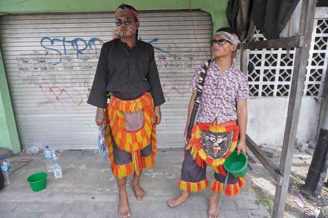 aksi pengamen reog di jalan jogja solo kabupaten klaten